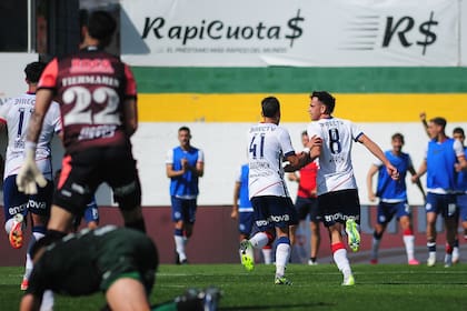 Maroni, autor del gol del triunfo 1-0 de San Lorenzo ante Defensa y Justicia, celebrando con Leguizamón