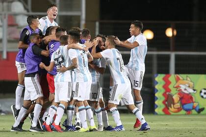Maroni celebra con sus compañeros el 1 a 0 frente a Uruguay