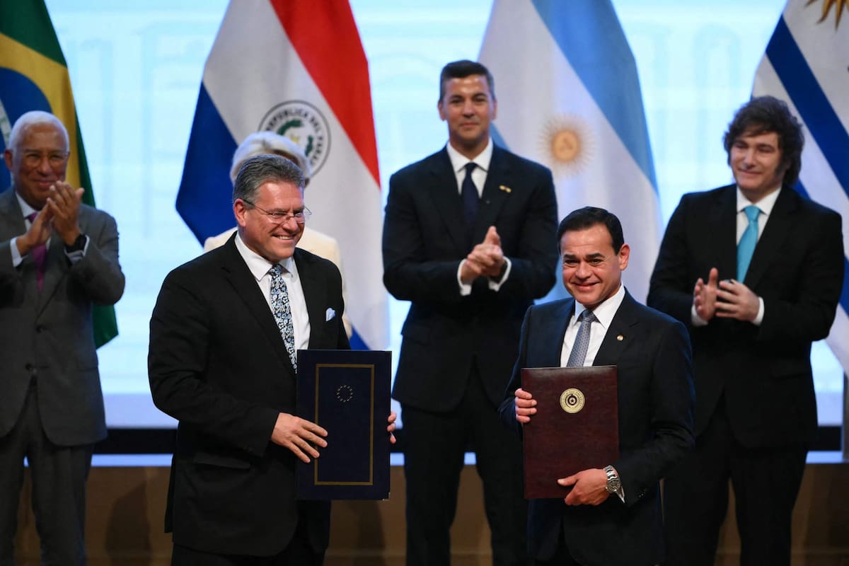 Maros Sefcovic, comisionado económico y de comercio de la UA, y Rubén Ramírez Lezcano, ministro de Relaciones Exteriores de Paraguay, después de firmar el acuerdo Mercosur-UE el sábado en Asunción
