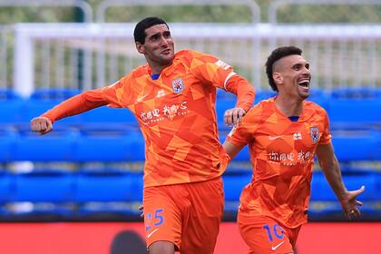 Marouane Fellaini (2nd L) of Shandong Luneng heads the ball to score a goal against Dalian Pro during their Chinese Super League (CSL) football match in Dalian in Chinas northeastern Liaoning province on July 26, 2020. - Fellaini, who spent three weeks in hospital with the COVID-19 coronavirus, scor