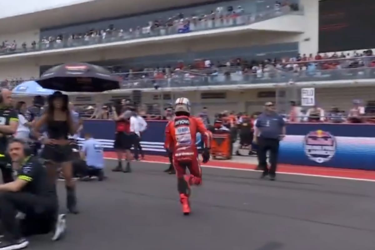 Márquez abandona su moto y corre a buscar la que tenía los neumáticos para piso seco