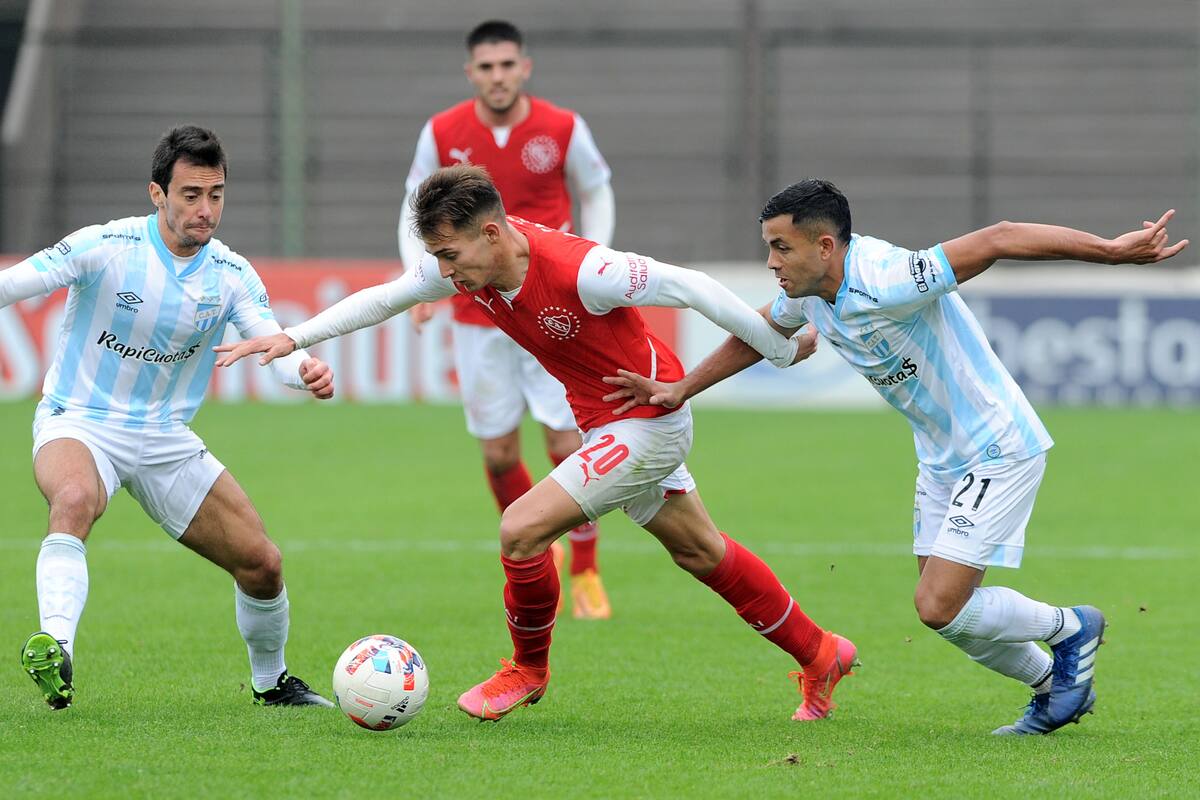 Márquez maniobra entre Rius y Garay; Independiente no pudo con los tucumanos, que quedaron punteros