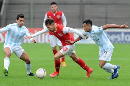 Márquez maniobra entre Rius y Garay; Independiente no pudo con los tucumanos, que quedaron punteros