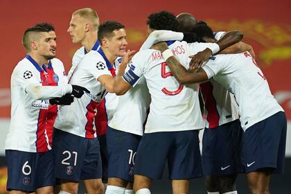 Marquinhos, en el centro de los festejos; el brasileño marcó el segundo gol de PSG