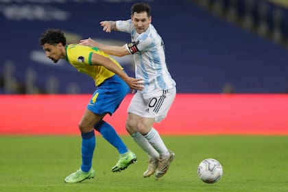Marquinhos, emblema del seleccionado francés y de PSG, es eludido por Lionel Messi durante la final de la Copa América, disputada en el estadio Maracaná; ambos serán compañeros en PSG.