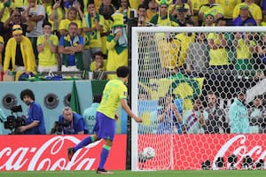 Marquinhos no logra anotar el último tiro en la tanda de penales durante el partido de cuartos de final entre Croacia y Brasil en el Education City Stadium en Al-Rayyan.