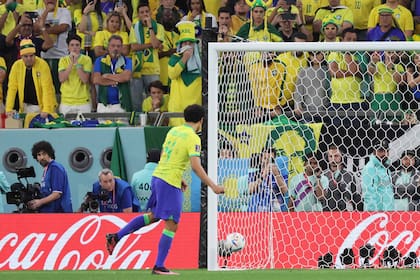 Marquinhos no logra anotar el último tiro en la tanda de penales durante el partido de cuartos de final entre Croacia y Brasil en el Education City Stadium en Al-Rayyan.