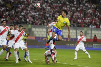 Marquinhos se impone en la altura y conecta un preciso córner de Neymar para que Brasil derrote a Perú en Lima; el Scratch, como la Argentina, tiene el puntaje ideal en las eliminatorias.