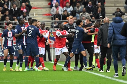 Marquinhos va a buscar al DT de Reims, Oscar García, en una imagen del descontrol en el 0-0 de PSG por la Ligue 1; Sergio Ramos recibió la tarjeta roja.