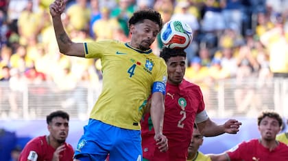 Marquinhos y Achraf Hakimi pelean una pelota aérea en el MetLife