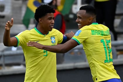 Marquinhos y Andrey Santos festejan la clasificación de Brasil a los octavos de final del Mundial Sub 20
