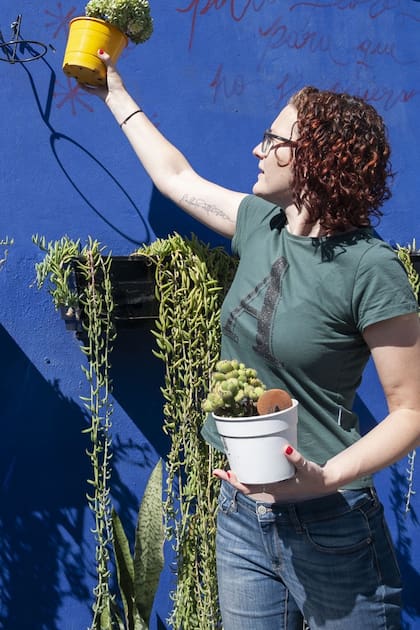 Mariana Pittaluga levantó la medianera, instaló una hamaca paraguaya y pintó las paredes de su terraza para ponerla a punto para el verano