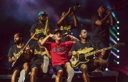 Mars y los Hooligans, gente "pesada" que sabe cómo hacer para entretener a un estadio entero
