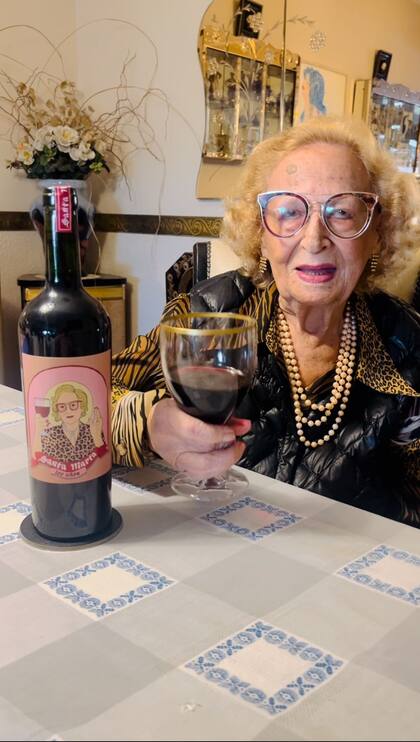 Marta bebe una copa de vino todos los días, una tradición que mantienen desde que conoció a su difunto esposo, Isaac