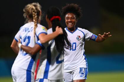 Marta Cox celebrando junto a sus compañeras uno de los goles que le dio la clasificación a Panamá.