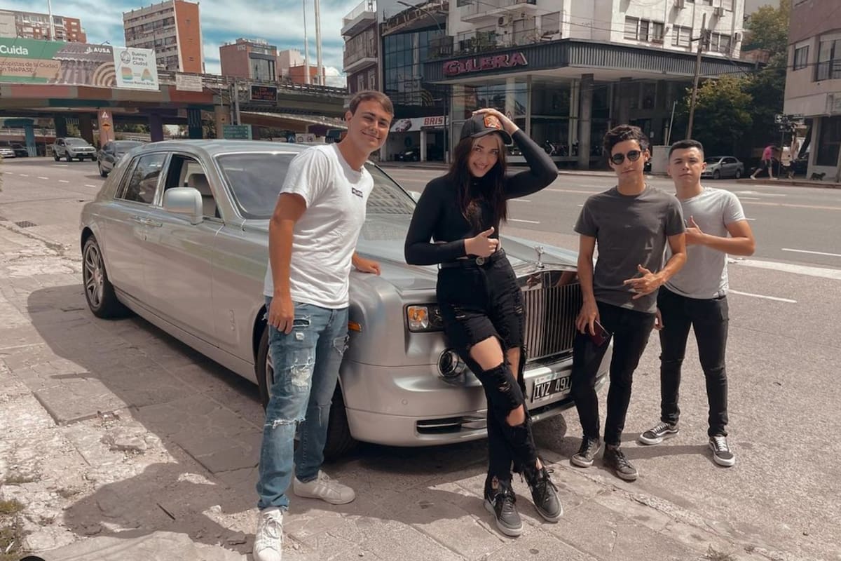 Marta Fort con amigos, posando sobre el Rolls Royce Phantom de su padre (Instagram)