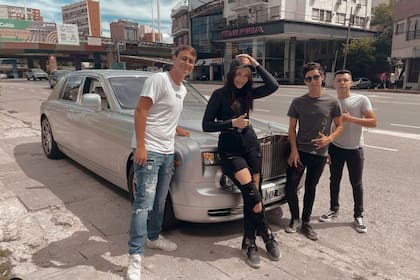 Marta Fort con amigos, posando sobre el Rolls Royce Phantom de su padre (Instagram)