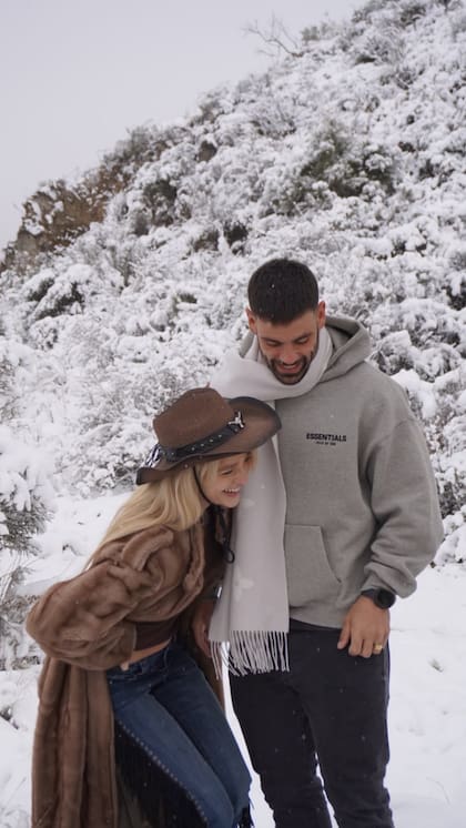 Marta Fort con Juan Manuel Ramírez en la nieve mendocina