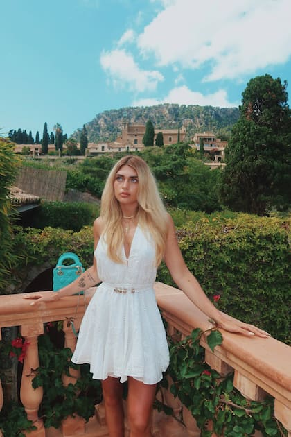 Marta Fort, con un vestido blanco de inspiración griega y carterita Dior, en Palma de Mallorca
