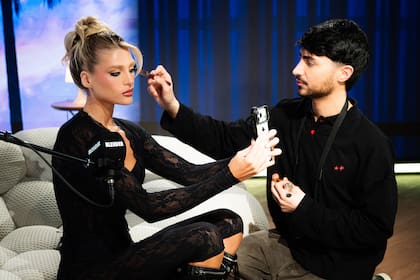 Marta Fort preparándose para salir al aire con su programa de streaming