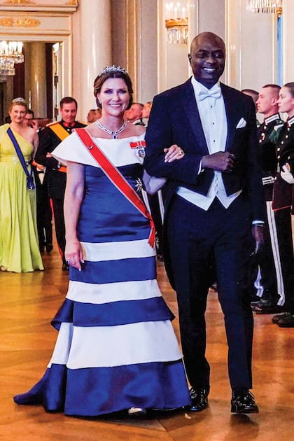 Marta Luisa de Noruega –con la tiara de espigas de cebada que le regaló su abuelo, el rey Olaf V– y su prometido, el chamán Durek Verrett, de impecable frac.