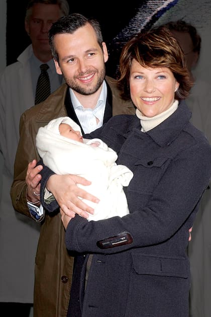 Marta Luisa y su entonces marido, el escritor Ari Behn, dejan el hospital Riks, en Oslo, con su primera hija Maud Angelica, nacida en abril de
2003.