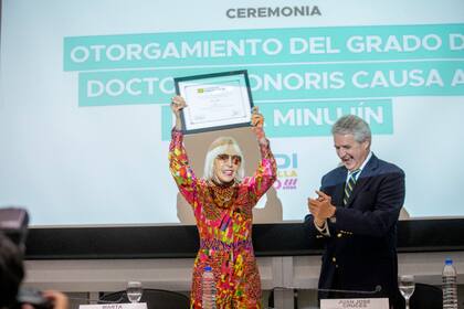 Marta Minujín al recibir el título, que comparó con "un Premio Nobel", junto a Juan José Cruces, rector de la Universidad Torcuato Di Tella