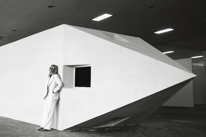 Marta Minujín con el Obelisco acostado que presentó en la I Bienal Latinoamericana de San Pablo en 1978; el registro de ese envío se exhibe ahora en Rolf Art