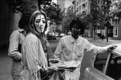 Marta Minujín con el rostro pintado en homenaje a Picasso en Kidnappening, en 1973