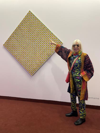 Marta Minujín con "Francisca" (1966), de Germaine Derbecq, en Calvaresi