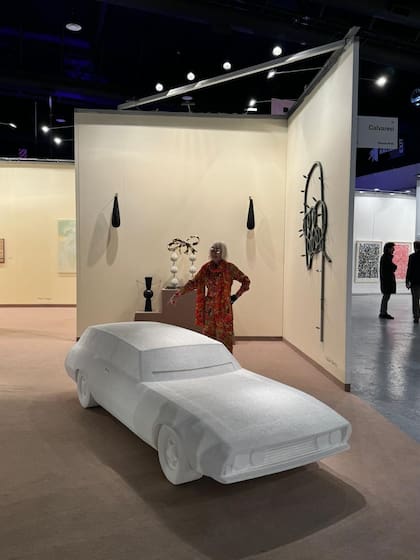 Marta Minujín con "Intermeccanica Murena 429 GT" (2023), de Daniel Basso, en Calvaresi Contemporáneo