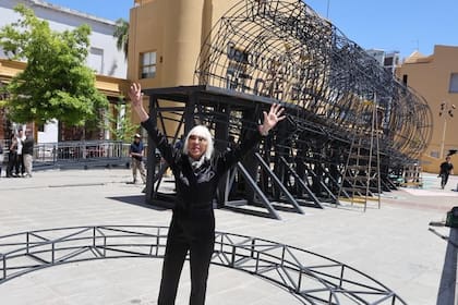 Marta Minujín con la estructura de su Torre de Pisa, en la terraza del Centro Cultural Recoleta