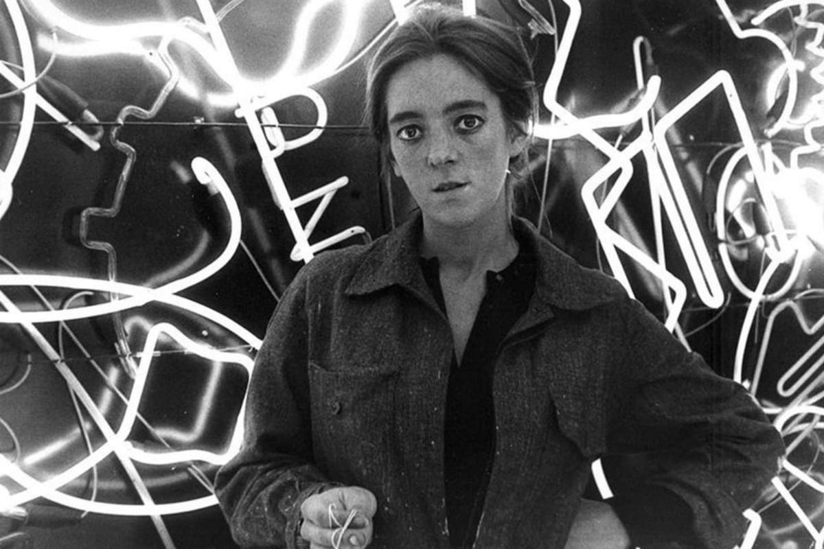 Marta Minujín con La Menesunda de fondo en el Di Tella, en 1965