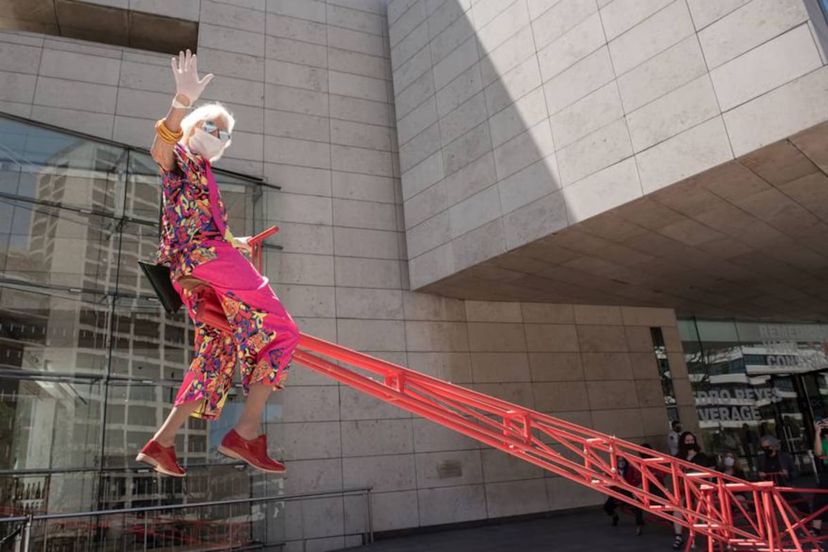 Marta Minujín con la obra Leverage, de Pedro Reyes, el día de la reapertura del Malba