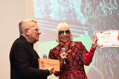 Marta Minujín con Roberto Converti, al recibir el premio