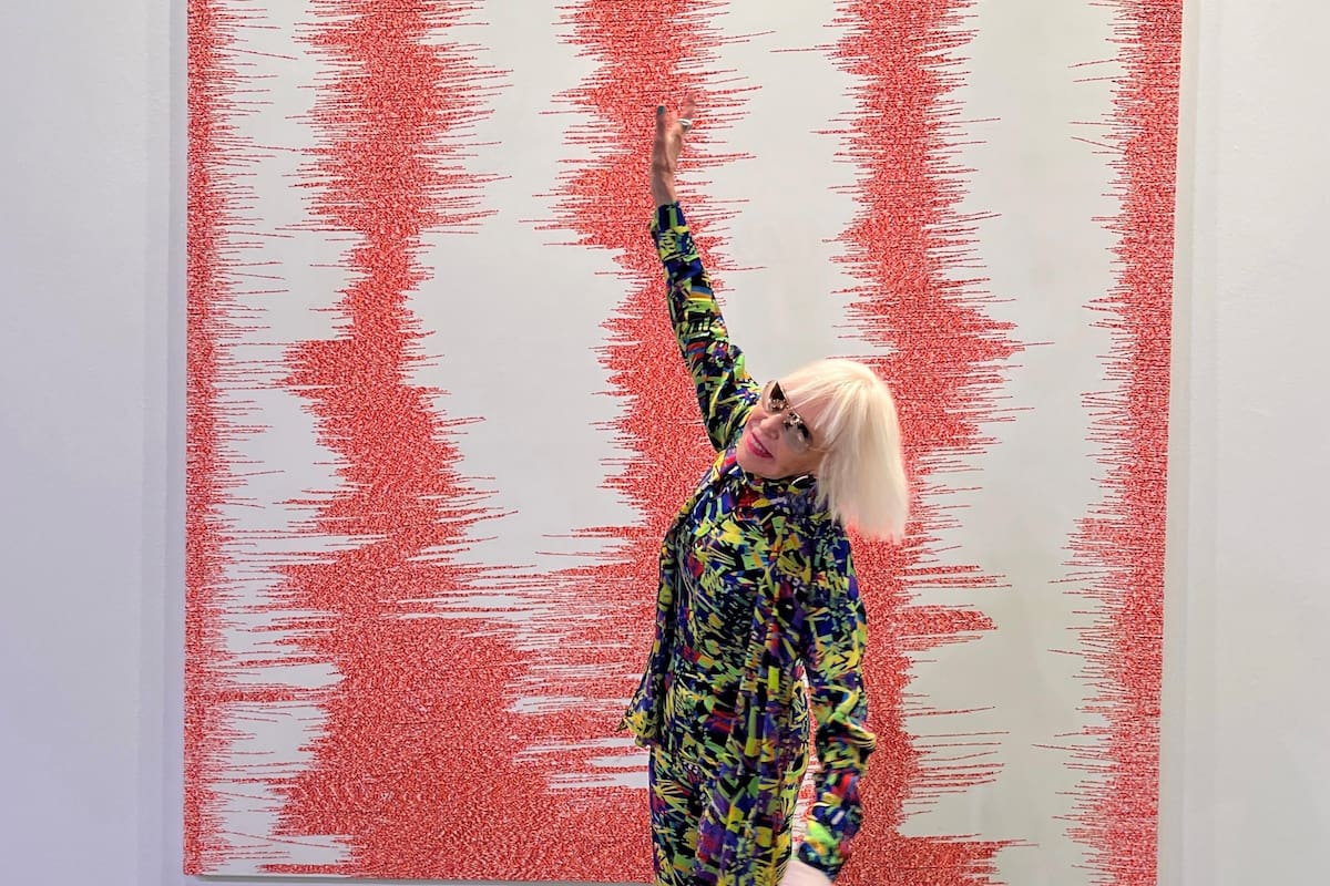Marta Minujín con su obra Rumores de pandemia (2020), vendida en Herlitzka & Co. a la Colección Balanz