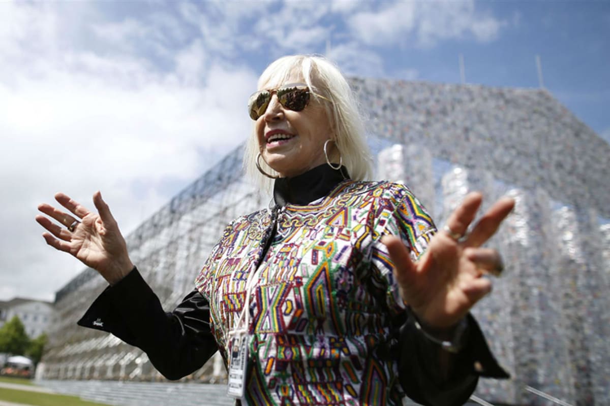 Marta Minujín con su Partenón de libros prohibidos en la Documenta de Kassel