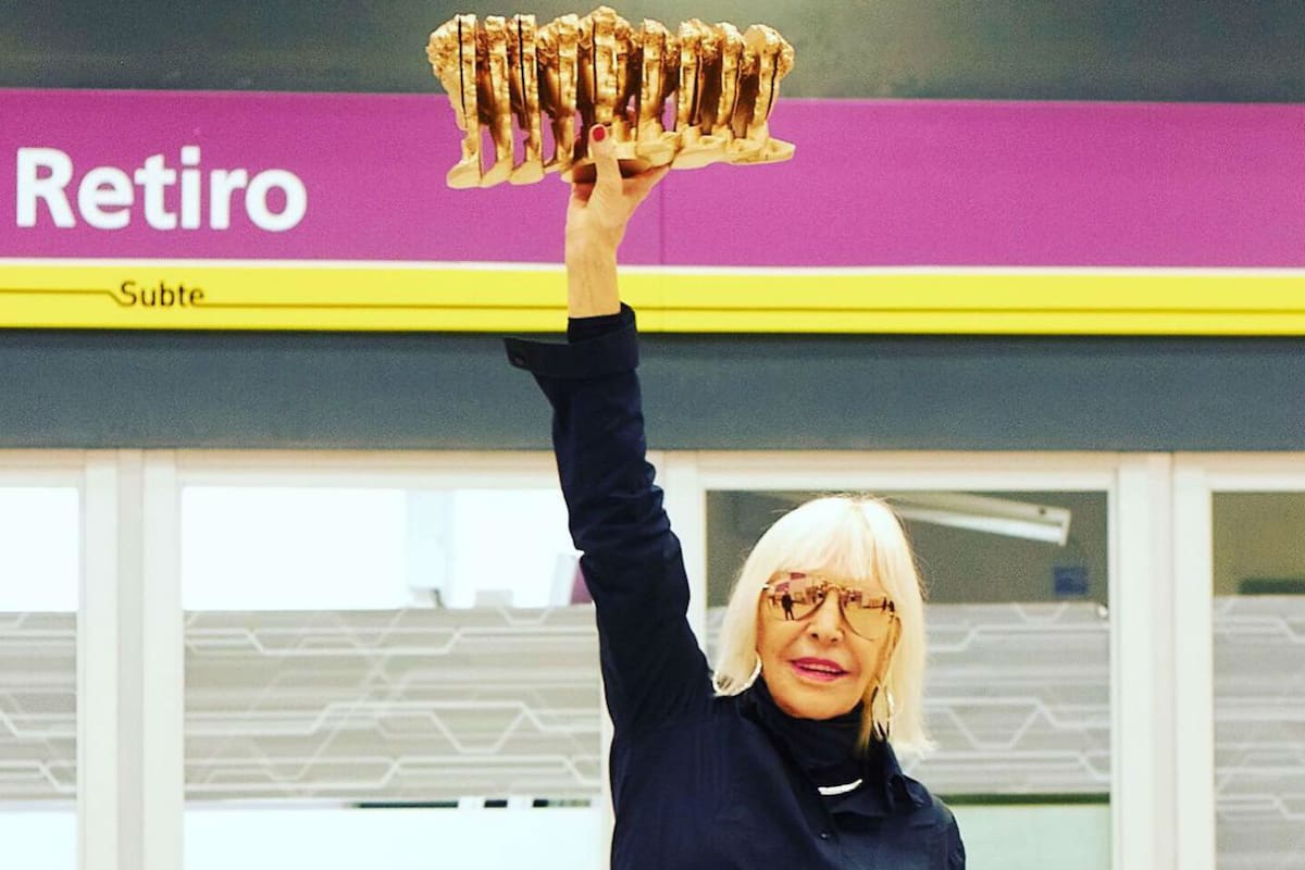 Marta Minujín con una maqueta de la obra de gran escala que instalará en los próximos días en la estación Retiro de la línea E del subte porteño