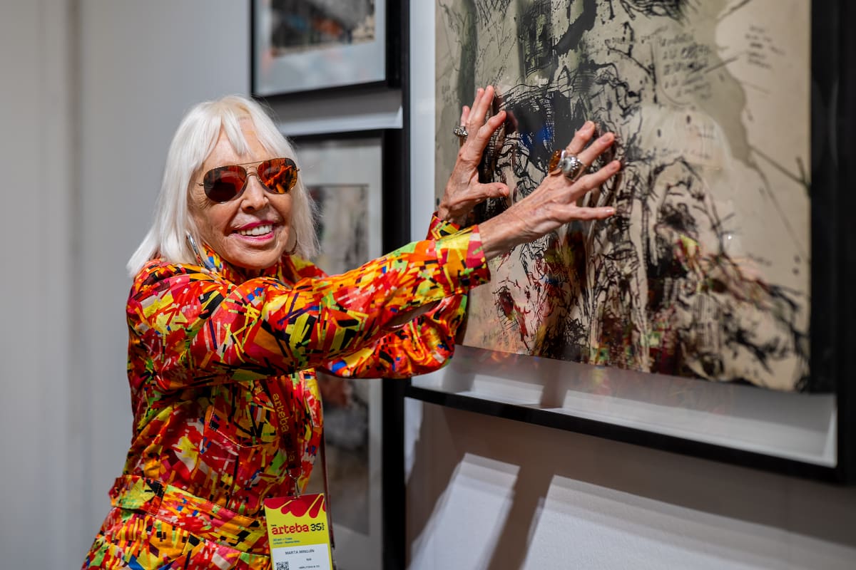 Marta Minujín con una obra de Alberto greco sin título, realizada entre 1963 y 1964 y exhibida por Del Infinito en arteba