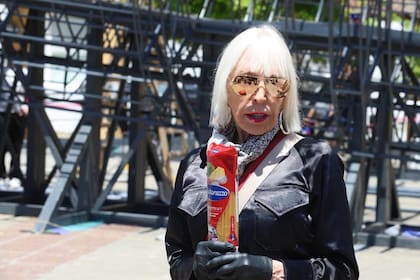 Marta Minujín con uno de los paquetes de fideos que repartirá en el Centro Cultural Recoleta durante la apertura de la Noche de los Museos