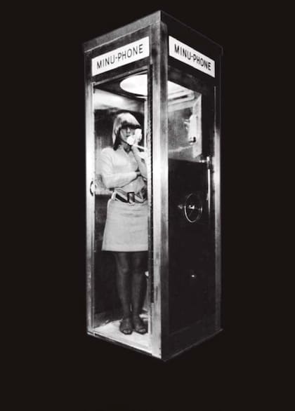 Marta Minujín dentro del Minuphone, presentado en 1967 en la galería Howard Wise