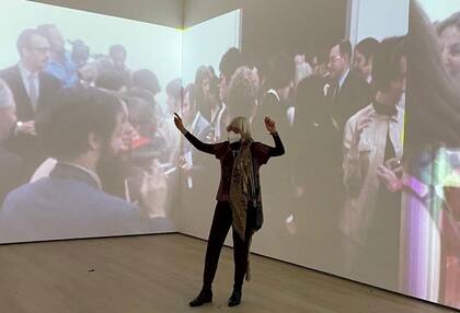 Marta Minujín días atrás, en la sala que le dedica el MoMA al Minucode
