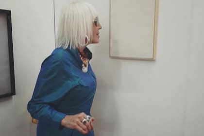 Marta Minujin pasó por arteBA a oler las obras.