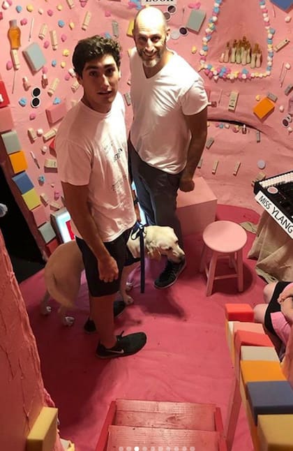 Cuando Minujín vio la foto de los dos hombres con un perro le escribió al curador de la muestra