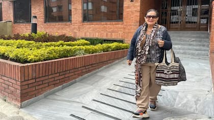 Marta Munar, frente a la portería de su edificio en el norte de Bogotá. Foto: José Carlos Cueto / BBC News Mundo