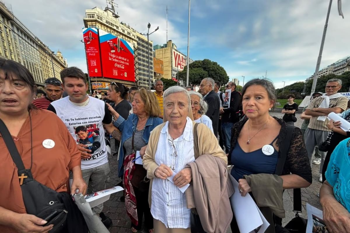 Marta Pelloni acompañó en el Obelisco el reclamo del padre de Ángel