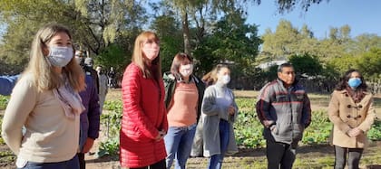 Marta Soneira y Gloria Salazar, en ambos extremos de la imagen, durante una recorrida con Odarda