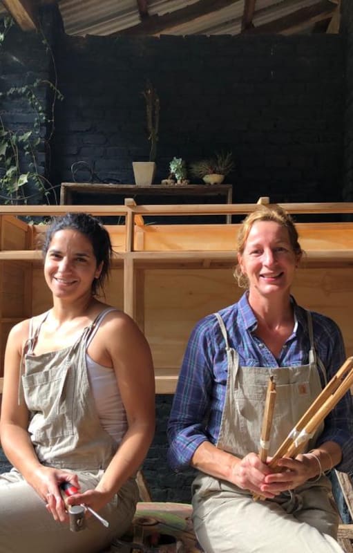 Marta y Angie restauran muebles antiguos en Colonia Caroya