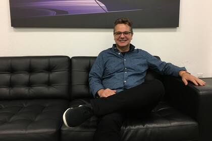 Marteen Sierhuis, director del Centro de Investigación de Nissan en Silicon Valley y ex investigador de la NASA, cree que una mayor presencia de la tecnología en los vehículos exigirá que las personas, tanto los pasajeros como los peatones, deban reaprender nuevas formas de interacción con los autos