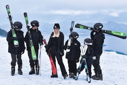 Martes 15. Todos
listos para esquiar:
Constantino,
Benedicto, Wanda,
Francesca, Isabella
y Valentino. Cuando
vivían en Europa,
esquiaban en
St. Moritz.
